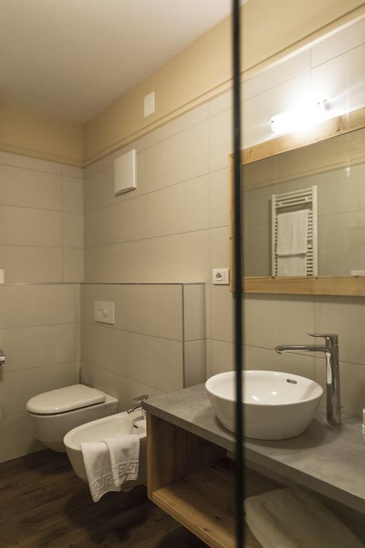 Apartments Schneider Lutago Habitación foto
